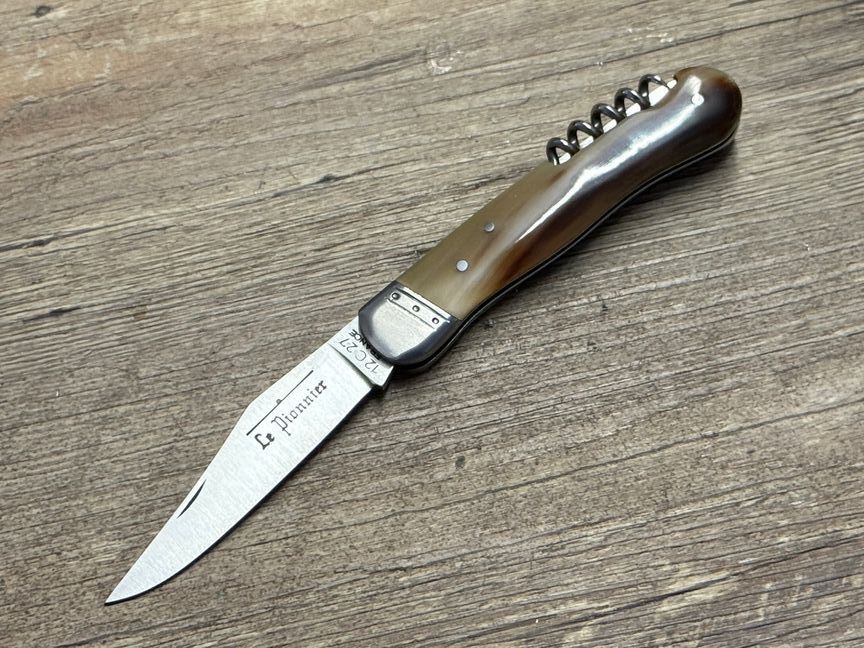 Couteau Chasse  Douris Chastel, Modell Le Pionnier, Griff geflammte Hornspitze, 2teiliges  kleines Jagdmesser (Petit Chasse)  Coutellerie Goyon-Chazeau, Messer Nr. 2