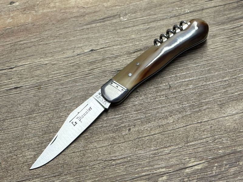 Couteau Chasse Douris Chastel, Modell Le Pionnier, Griff geflammte Hornspitze, 2teiliges kleines Jagdmesser (Petit Chasse) Coutellerie Goyon-Chazeau, Messer Nr. 2 Couteau Chasse Douris Chastel, Modell Le Pionnier, Griff geflammte Hornspitze, 2teiliges kleines Jagdmesser (Petit Chasse) Coutellerie Goyon-Chazeau, Messer Nr. 2