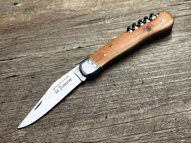 Couteau Chasse Douris Chastel, Modell Le Pionnier, Griff Wacholder, 2teiliges kleines Jagdmesser (Petit Chasse) Coutellerie Goyon-Chazeau, Messer Nr. 1 Couteau Chasse Douris Chastel, Modell Le Pionnier, Griff Wacholder, 2teiliges kleines Jagdmesser (Petit Chasse) Coutellerie Goyon-Chazeau, Messer Nr. 1