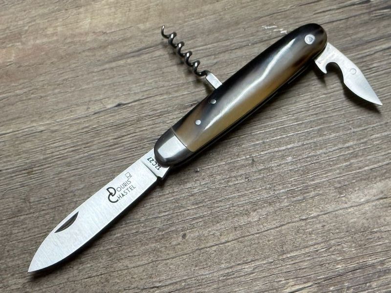 Couteau Chasse Douris Chastel, Modell Navette, historisches Taschenmesser, Griff regionale Hornspitze, 3teilig Coutellerie Goyon-Chazeau, Messer Nr. 2 Couteau Chasse Douris Chastel, Modell Navette, historisches Taschenmesser, Griff regionale Hornspitze, 3teilig Coutellerie Goyon-Chazeau, Messer Nr. 2