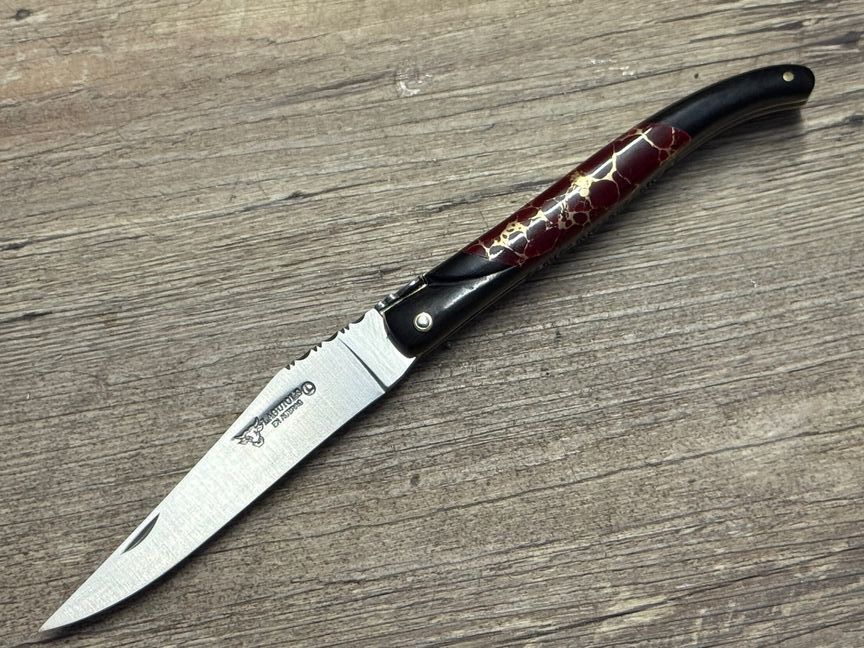Laguiole en Aubrac 12 cm,  voller Griff, Marqueterie, Ebenholz mit großer Einlage aus Jaspis Schmuckstein,  verzierte Messingplatine