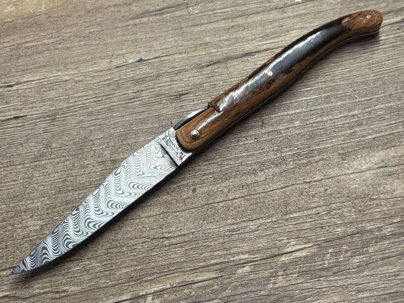 Laguiole en Aubrac 12 cm, Modell Tour Eiffel Prestige, limitierte Auflage Nr. 131 von 200, Mammutelfenbein poliert mit Ebenholz-Liseres Laguiole en Aubrac 12 cm, Modell Tour Eiffel Prestige, limitierte Auflage Nr. 131 von 200, Mammutelfenbein poliert mit Ebenholz-Liseres