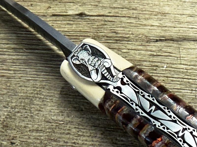 Meisterstück, Laguiole en Aubrac 12 cm, Doppelplatine, Griff Mammutbackenzahn rot/erdfarben mit Mammutelfenbeinmitres weiß, ziselierte Mouche Mammut, Balbach Damastklinge und Schlangenleder-Etui Meisterstück, Laguiole en Aubrac 12 cm, Doppelplatine, Griff Mammutbackenzahn rot/erdfarben mit Mammutelfenbeinmitres weiß, ziselierte Mouche Mammut, Balbach Damastklinge und Schlangenleder-Etui