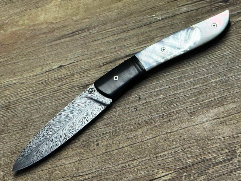 Couteau Névé von Tim Bernard,  Perlmutt, Mitres Zirconium,  Klinge 300 Lagen Federdamast