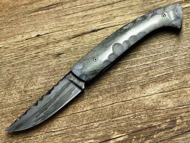 Französisches Taschenmesser Manu Laplace 1515, Kollektion Primitiv, Rentier-Knochen gerippt, Klinge 14 C 28 Sandvik, graviert und gehämmert, Ressort verziert, Unikat Französisches Taschenmesser Manu Laplace 1515, Kollektion Primitiv, Rentier-Knochen gerippt, Klinge 14 C 28 Sandvik, graviert und gehämmert, Ressort verziert, Unikat