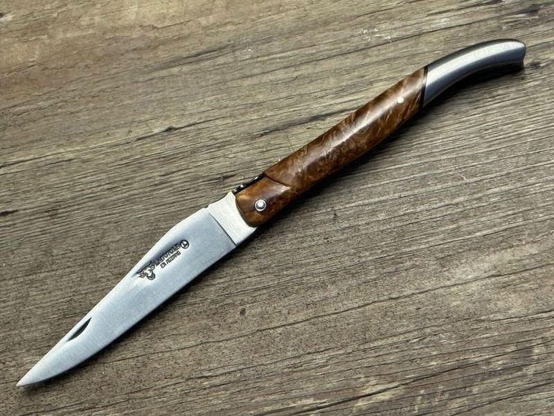Laguiole en Aubrac 12 cm,  Rosskastanie mit hinterer Mitres, graviertes Ressort floral
