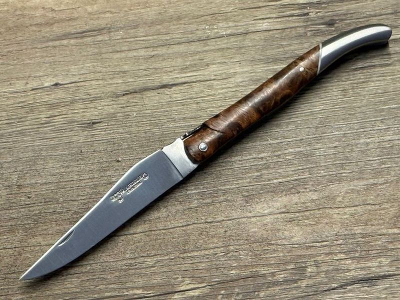 Laguiole en Aubrac 12 cm, Albisia mit hinterer Mitres, graviertes Ressort floral Laguiole en Aubrac 12 cm, Albisia mit hinterer Mitres, graviertes Ressort floral