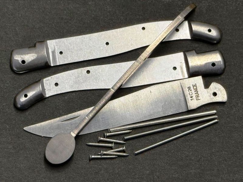Laguiole Messerbausatz, Original Kit aus Thiers, Frankreich, geschmiedete Feder mit Mouche Oval matt, Klinge 12 C 27/14 C 28 matt, Bausatz Nr. 1 Oval Laguiole Messerbausatz, Original Kit aus Thiers, Frankreich, geschmiedete Feder mit Mouche Oval matt, Klinge 12 C 27/14 C 28 matt, Bausatz Nr. 1 Oval