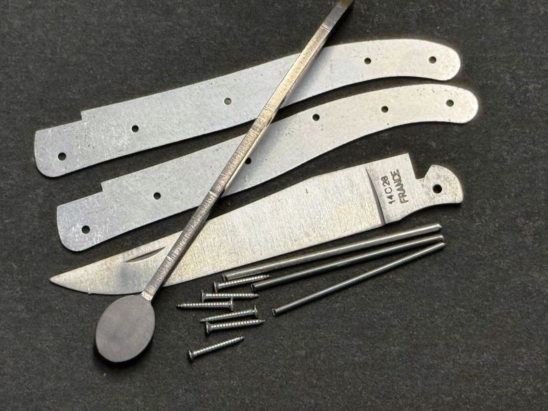 Laguiole Messerbausatz, voller Griff (PM), Original Kit aus Thiers, Frankreich, geschmiedete Feder mit Mouche Oval, Ressort matt, Klinge 12 C 27/14 C 28 Sandvik matt, Bausatz Nr. 2 Oval Laguiole Messerbausatz, voller Griff (PM), Original Kit aus Thiers, Frankreich, geschmiedete Feder mit Mouche Oval, Ressort matt, Klinge 12 C 27/14 C 28 Sandvik matt, Bausatz Nr. 2 Oval