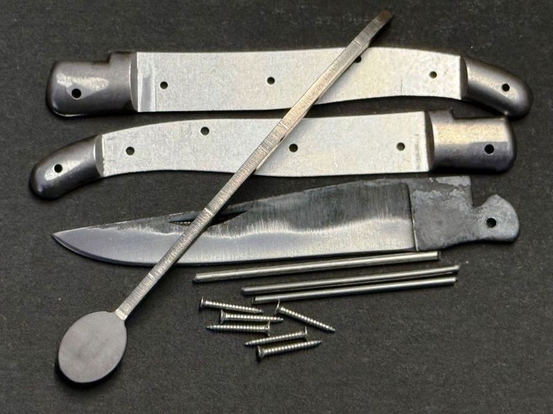 Laguiole Messerbausatz, Original Kit aus Thiers, Frankreich, geschmiedete Feder mit Mouche Oval, Klinge roh geschmiedet, Bausatz Nr. 7 Oval Laguiole Messerbausatz, Original Kit aus Thiers, Frankreich, geschmiedete Feder mit Mouche Oval, Klinge roh geschmiedet, Bausatz Nr. 7 Oval