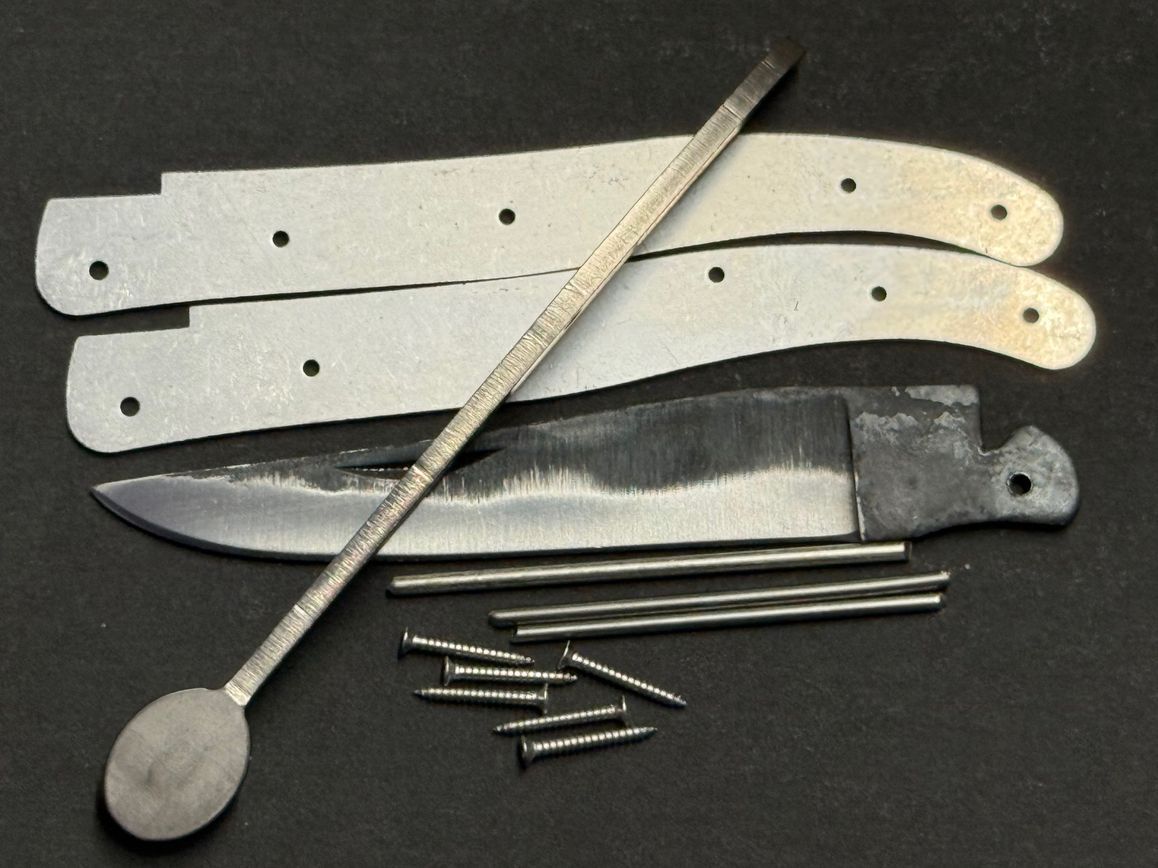Laguiole Messerbausatz, Voller Griff, Original Kit aus Thiers, Frankreich, geschmiedete Feder mit Mouche Oval matt, Klinge roh geschmiedet, Bausatz Nr. 8 Oval