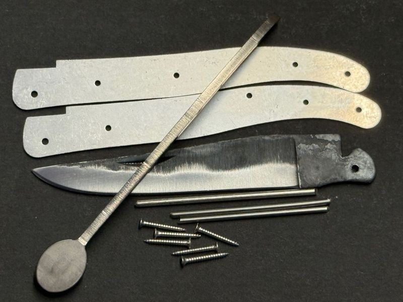 Laguiole Messerbausatz, Voller Griff, Original Kit aus Thiers, Frankreich, geschmiedete Feder mit Mouche Oval matt, Klinge roh geschmiedet, Bausatz Nr. 8 Oval Laguiole Messerbausatz, Voller Griff, Original Kit aus Thiers, Frankreich, geschmiedete Feder mit Mouche Oval matt, Klinge roh geschmiedet, Bausatz Nr. 8 Oval