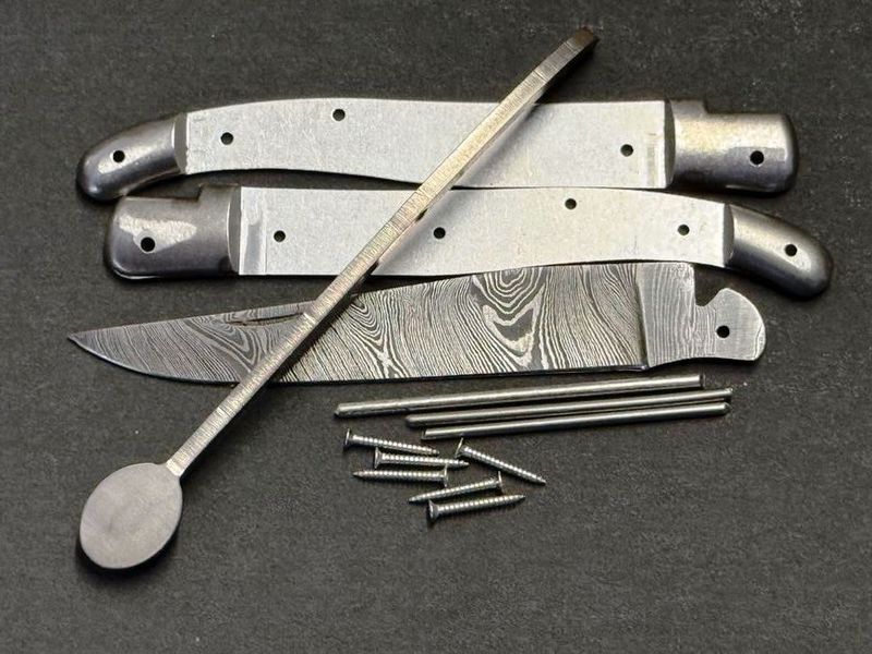 Laguiole Messerbausatz, Original Kit aus Thiers, Frankreich, geschmiedete Feder mit Mouche Oval matt, Klinge Damaststahl Bausatz Nr. 11 Oval Laguiole Messerbausatz, Original Kit aus Thiers, Frankreich, geschmiedete Feder mit Mouche Oval matt, Klinge Damaststahl Bausatz Nr. 11 Oval