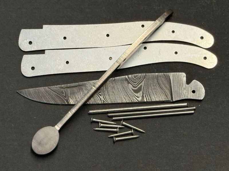 Laguiole Messerbausatz, Voller Griff, Original Kit aus Thiers, Frankreich, geschmiedete Feder und Biene, Klinge Damaststahl Bausatz Nr. 12 Oval Laguiole Messerbausatz, Voller Griff, Original Kit aus Thiers, Frankreich, geschmiedete Feder und Biene, Klinge Damaststahl Bausatz Nr. 12 Oval