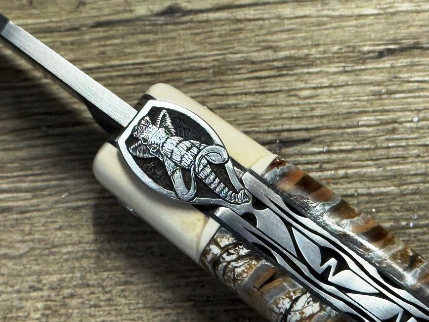 Meisterstück, Laguiole en Aubrac 12 cm, Doppelplatine, Griff Mammutbackenzahn braun/erdfarben mit Mammutelfenbeinmitres weiß, ziselierte Mouche Mammut, Balbach Damastklinge und Schlangenleder-Etui