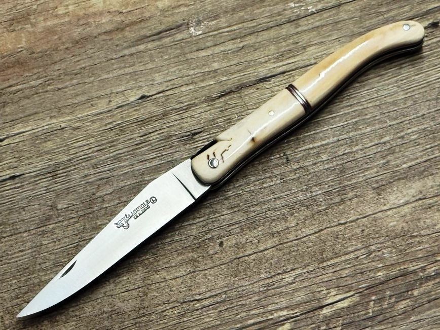 Laguiole en Aubrac 12 cm, Mitres Centrale ziseliert, Mammutelfenbein poliert, Liseres rot, geschmiedete Biene