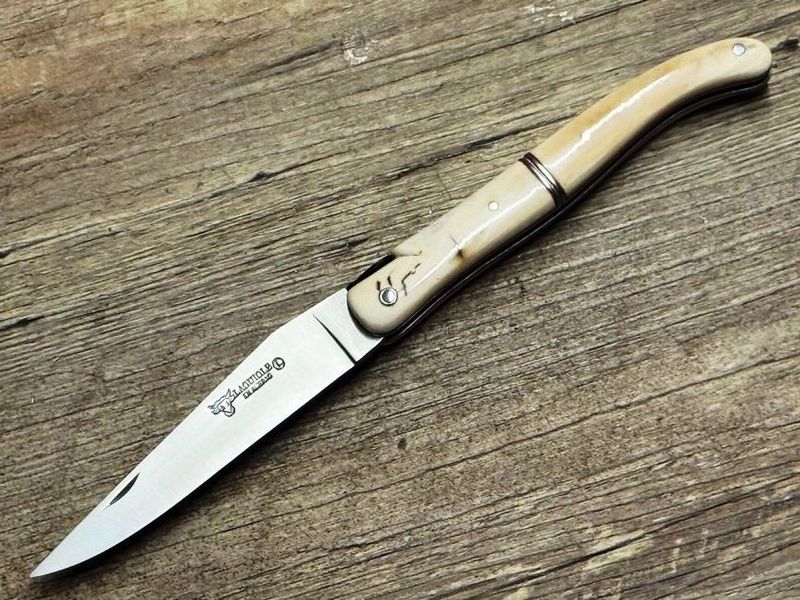 Laguiole en Aubrac 12 cm, Mitres Centrale ziseliert, Mammutelfenbein poliert, Liseres rot, geschmiedete Biene