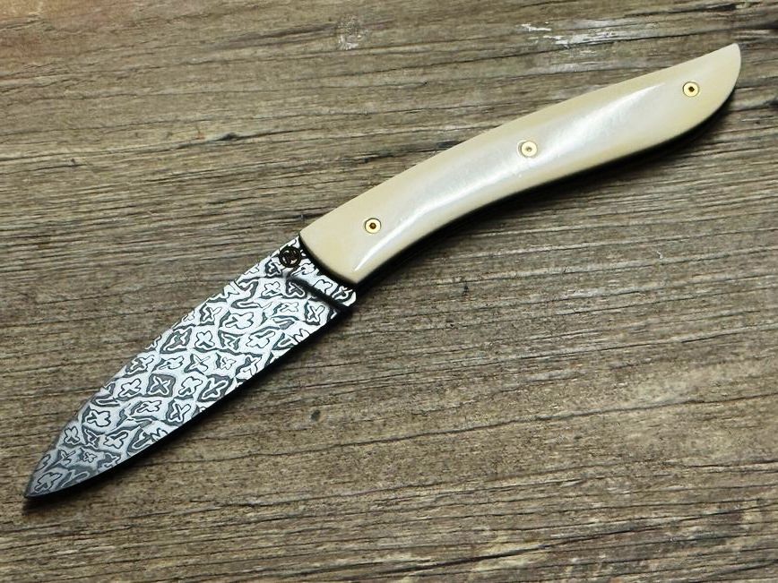Couteau Névé von Tim Bernard, Mammutelfenbein weiß in Premiumqualität,  Schrauben 24 Karat vergoldet mit Rubin, Klinge 300 Lagen Mosaikdamast