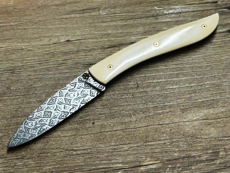 Couteau Névé von Tim Bernard, Mammutelfenbein weiß in Premiumqualität, Schrauben 24 Karat vergoldet mit Rubin, Klinge 300 Lagen Mosaikdamast Couteau Névé von Tim Bernard, Mammutelfenbein weiß in Premiumqualität, Schrauben 24 Karat vergoldet mit Rubin, Klinge 300 Lagen Mosaikdamast