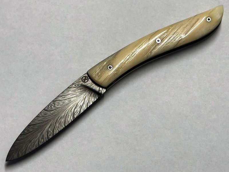 Couteau Névé von Tim Bernard, Griff Elfenbein vom Narwalzahn mit Saphirschrauben, Klinge 300 Lagen Federdamast, Messer Nr. 2 Couteau Névé von Tim Bernard, Griff Elfenbein vom Narwalzahn mit Saphirschrauben, Klinge 300 Lagen Federdamast, Messer Nr. 2