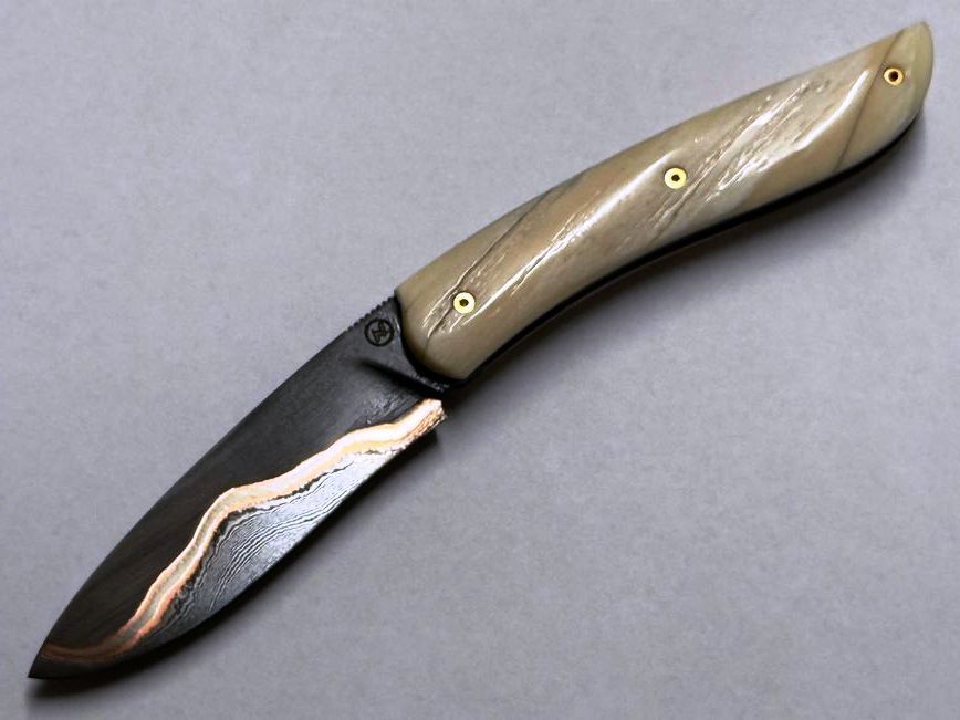 Couteau Névé von Tim Bernard, Griff Elfenbein vom Narwalzahn mit 24 Karat Rubinschrauben, Klinge 200 Lagen Damast aus der Baker Forge (USA) Messer Nr. 1