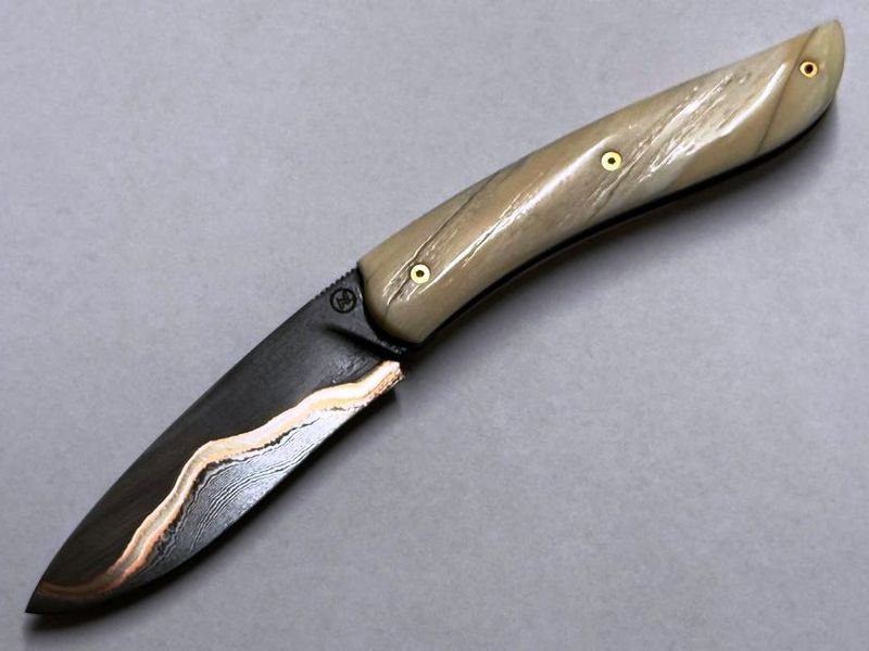 Couteau Névé von Tim Bernard, Griff Elfenbein vom Narwalzahn mit 24 Karat Rubinschrauben, Klinge 200 Lagen Damast aus der Baker Forge (USA) Messer Nr. 1 Couteau Névé von Tim Bernard, Griff Elfenbein vom Narwalzahn mit 24 Karat Rubinschrauben, Klinge 200 Lagen Damast aus der Baker Forge (USA) Messer Nr. 1