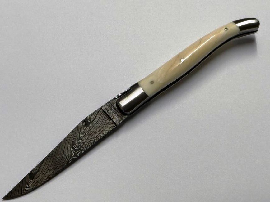 Laguiole en Aubrac 12 cm, Doppelplatine, Klinge Explosionsdamast, Griff Elfenbein vom Narwalzahn, Etui, Messer Nr. 1