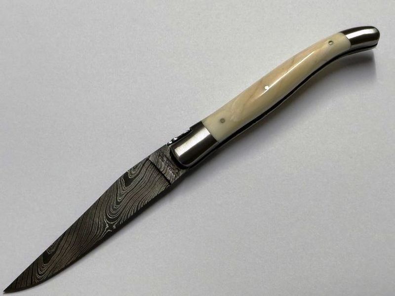 Laguiole en Aubrac 12 cm, Doppelplatine, Klinge Explosionsdamast, Griff Elfenbein vom Narwalzahn, Etui, Messer Nr. 1
