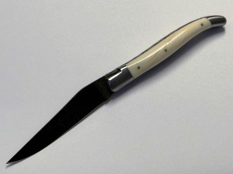Laguiole en Aubrac 12 cm, Doppelplatine, Klinge Explosionsdamast, Griff Elfenbein vom Narwalzahn, Etui, Messer Nr. 2