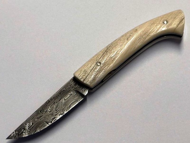 Limitierte Auflage 1/2, Französisches Taschenmesser Manu Laplace 1515 , Kollektion Licorne, Griff Narwalzahn mit Perlmutteinlage, Klinge 288 Lagen Edelstahldamast Limitierte Auflage 1/2, Französisches Taschenmesser Manu Laplace 1515 , Kollektion Licorne, Griff Narwalzahn mit Perlmutteinlage, Klinge 288 Lagen Edelstahldamast