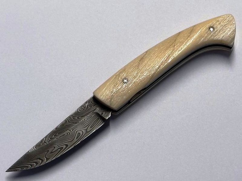 Limitierte Auflage 2/2, Französisches Taschenmesser Manu Laplace 1515 , Kollektion Licorne, Griff Narwalzahn mit Perlmutteinlage, Klinge 288 Lagen Edelstahldamast Limitierte Auflage 2/2, Französisches Taschenmesser Manu Laplace 1515 , Kollektion Licorne, Griff Narwalzahn mit Perlmutteinlage, Klinge 288 Lagen Edelstahldamast