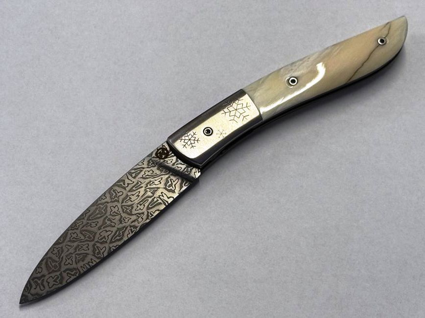 Couteau Névé Snowflake von Tim Bernard, Griff Elfenbein vom Narwalzahn mit Saphirschrauben, Klinge 300 Lagen Mosaikdamast, Etui Haifischleder