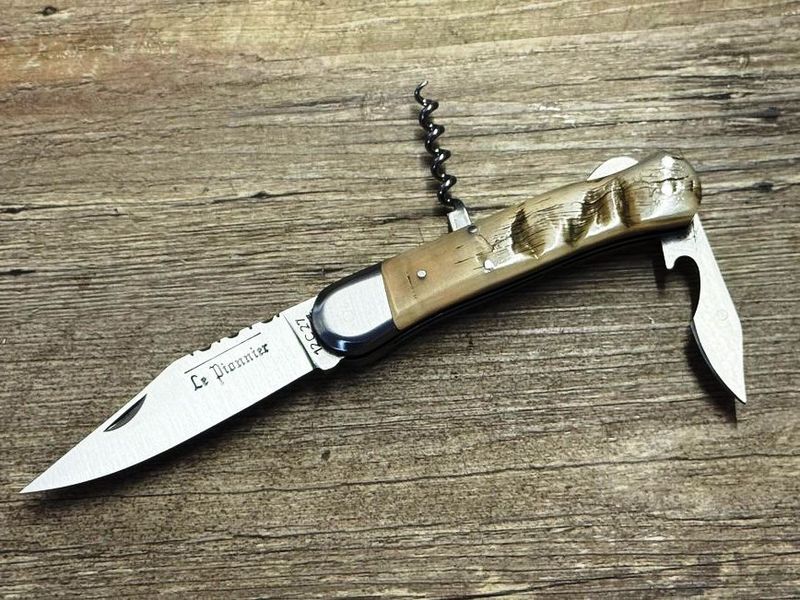 Couteau Chasse Douris Chastel, Modell Le Pionnier, Griff Widderhorn, 3teiliges kleines Jagdmesser (Petit Chasse) mit Back-Lock-Verriegelung Coutellerie Goyon-Chazeau, Messer Nr. 1 Couteau Chasse Douris Chastel, Modell Le Pionnier, Griff Widderhorn, 3teiliges kleines Jagdmesser (Petit Chasse) mit Back-Lock-Verriegelung Coutellerie Goyon-Chazeau, Messer Nr. 1