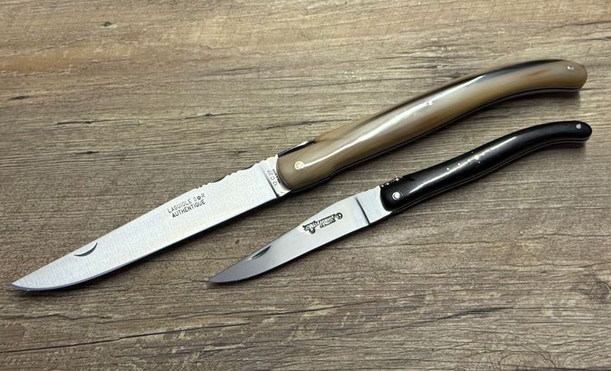 Großes historisches Laguiole, Modell  Authentique  von Thiers Issard, Grifflänge 18 cm. Griff  geflammte Hornspitze, (Hochzeitsmesser Gesamtlänge 33 cm), Messer Nr. 2