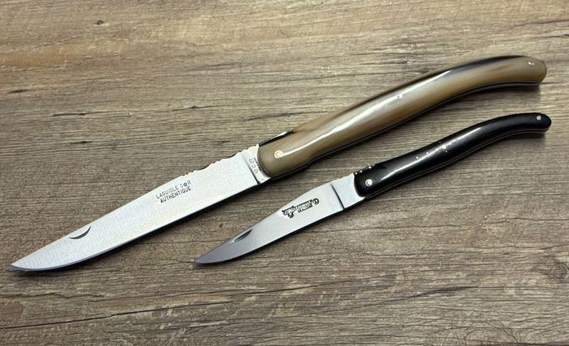 Großes historisches Laguiole, Modell Authentique von Thiers Issard, Grifflänge 18 cm. Griff geflammte Hornspitze, (Hochzeitsmesser Gesamtlänge 33 cm), Messer Nr. 2 Großes historisches Laguiole, Modell Authentique von Thiers Issard, Grifflänge 18 cm. Griff geflammte Hornspitze, (Hochzeitsmesser Gesamtlänge 33 cm), Messer Nr. 2