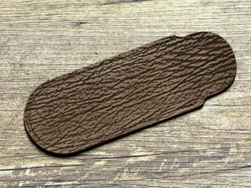 Max Capdebarthes, feines Steck-Etui aus Haifischleder (Echtleder)  für  Laguiole Taschenmesser mit und ohne Doppelplatine und andere Taschenmesser bis 13 cm Länge, auch für Couteau Névé  Tim Bernard