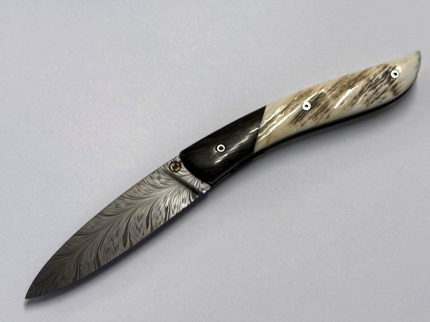 Couteau Névé Snowflake von Tim Bernard, Griff Elfenbein vom Narwalzahn mit Saphirschrauben, Mitres aus fossiler Mooreiche, Klinge 300 Lagen Flammendamast, Etui Haifischleder, Messer Nr. 1