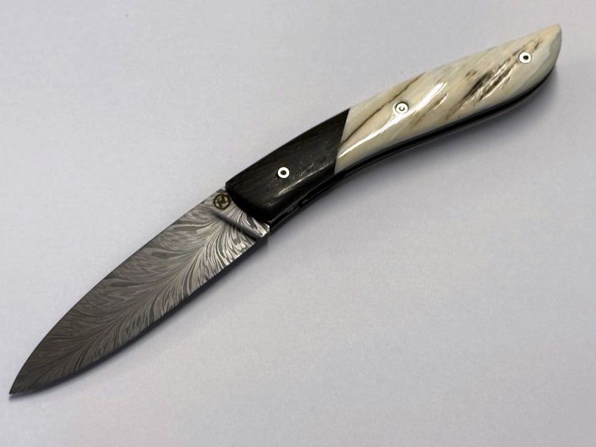 Couteau Névé Snowflake von Tim Bernard, Griff Elfenbein vom Narwalzahn mit Saphirschrauben, Mitres aus fossiler Mooreiche, Klinge 300 Lagen Flammendamast, Etui Haifischleder, Messer Nr. 2