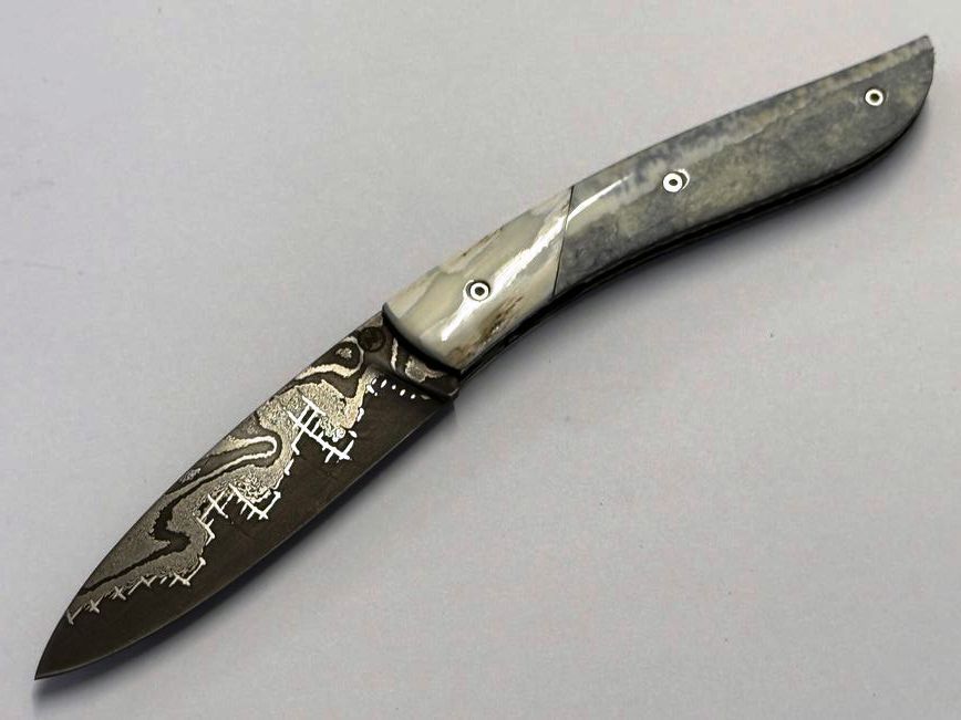 Couteau Névé von Tim Bernard, Griff fossiles Walrosselfenbein, Mitres aus Elfenbein vom Narwalzahn, Klinge Baker Forge (USA)