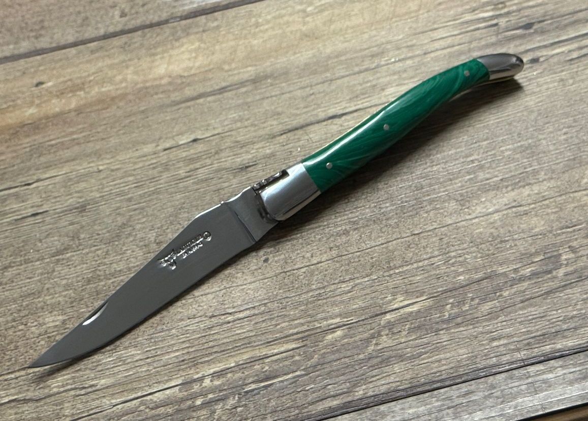 Laguiole en Aubrac 12 cm, Doppelplatine Messing, geschmiedete Biene, Griff Malachit
