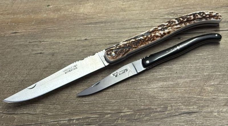Großes historisches Laguiole, Modell  Authentique  von Thiers Issard, Grifflänge 18 cm. Griff  regionales Hirschhorn, (Hochzeitsmesser Gesamtlänge 33 cm), Messer Nr. 1