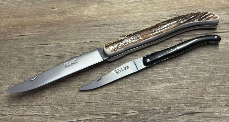 Großes historisches Laguiole, Modell  Authentique  von Thiers Issard, Grifflänge 18 cm. Griff  regionales Hirschhorn, (Hochzeitsmesser Gesamtlänge 33 cm), Messer Nr. 2