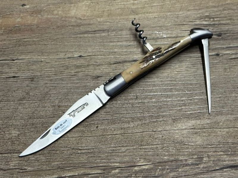Laguiole en Aubrac 12 cm, geschmiedete Biene, Griff Hirschhorn aus der Auvergne, Korkenzieher und Ahle, Leder Steck-Etui, Messer Nr. 1 Laguiole en Aubrac 12 cm, geschmiedete Biene, Griff Hirschhorn aus der Auvergne, Korkenzieher und Ahle, Leder Steck-Etui, Messer Nr. 1