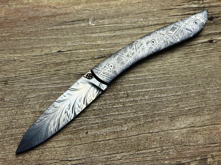 Couteau Névé von Tim Bernard, Griff Muonionalusta Meteorit, Klinge 300 Lagen Flammendamast, Etui aus Schlangenleder