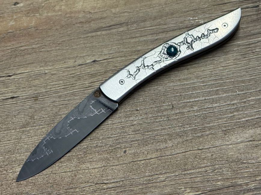 Couteau Névé von Tim Bernard, Griff Edelstahl verziert mit Apatit Schmuckstein, Klinge Damast aus der  Baker Forge USA, Etui Schlangenleder