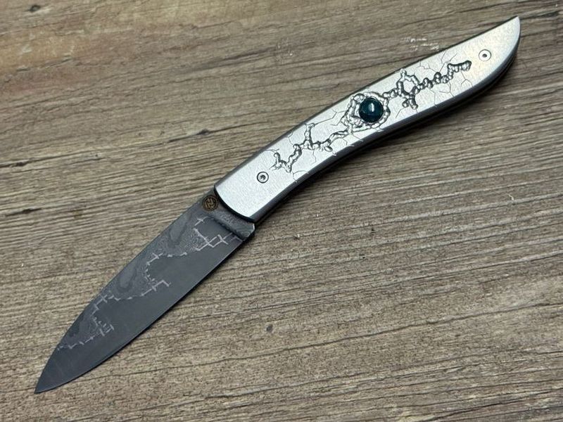 Couteau Névé von Tim Bernard, Griff Edelstahl verziert mit Apatit Schmuckstein, Klinge Damast aus der  Baker Forge USA, Etui Schlangenleder