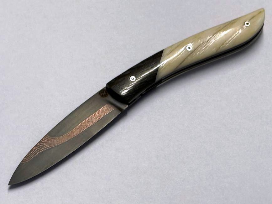Couteau Névé von Tim Bernard, Griff Elfenbein vom Narwalzahn mit Saphirschrauben, Mitres aus fossiler Mooreiche, Klinge 200 Lagen Damast mit Kupfereinlage aus der Baker Forge  USA, Etui Haifischleder