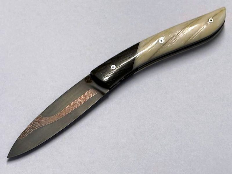 Couteau Névé von Tim Bernard, Griff Elfenbein vom Narwalzahn mit Saphirschrauben, Mitres aus fossiler Mooreiche, Klinge 200 Lagen Damast mit Kupfereinlage aus der Baker Forge  USA, Etui Haifischleder