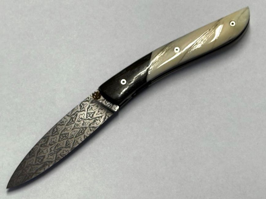 Couteau Névé von Tim Bernard, Griff Elfenbein vom Narwalzahn mit Saphirschrauben, Mitres aus fossiler Mooreiche, Klinge 300 Lagen Mosaikdamast,  Etui Haifischleder