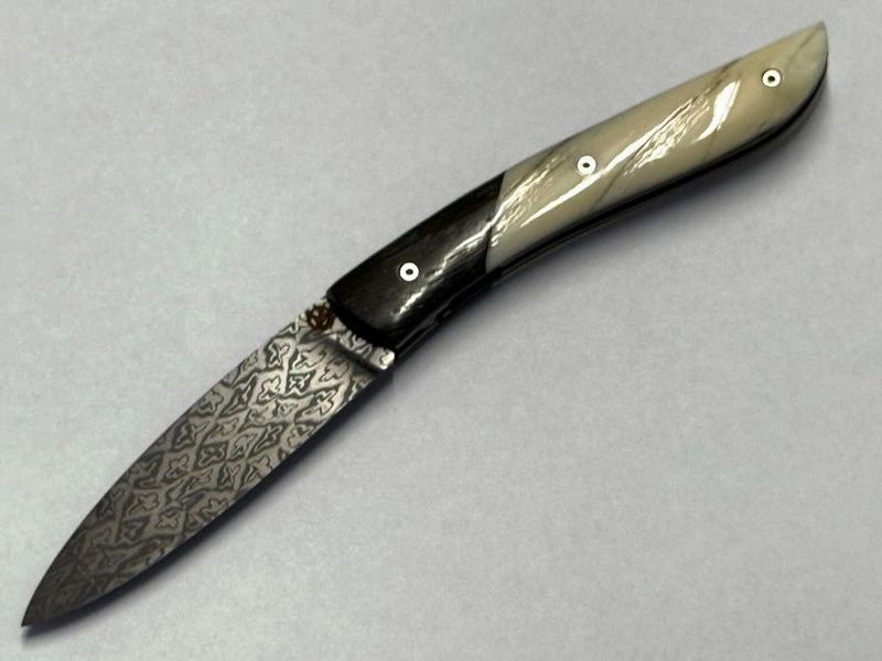 Couteau Névé von Tim Bernard, Griff Elfenbein vom Narwalzahn mit Saphirschrauben, Mitres aus fossiler Mooreiche, Klinge 300 Lagen Mosaikdamast,  Etui Haifischleder